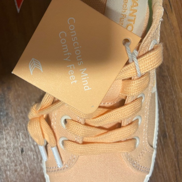 8.5 Cariuma OCA Low Pantone Canvas Contrast Thread Sneaker Peach Fuzz W8.5 M7 🔖 - Picture 9 of 9